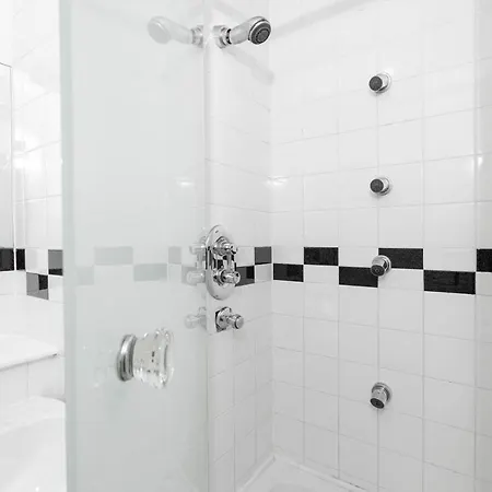 Centre - Two Bedroom - Juliet Balcony - Secure Parking - Wifi - Smart Tv
