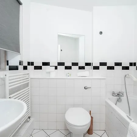 Centre - Two Bedroom - Juliet Balcony - Secure Parking - Wifi - Smart Tv