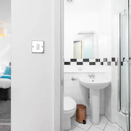 Centre - Two Bedroom - Juliet Balcony - Secure Parking - Wifi - Smart Tv *
