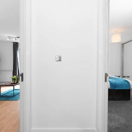 Apartment Centre - Two Bedroom - Juliet Balcony - Secure Parking - Wifi - Smart Tv *