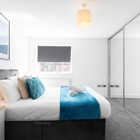 Apartment Centre - Two Bedroom - Juliet Balcony - Secure Parking - Wifi - Smart Tv