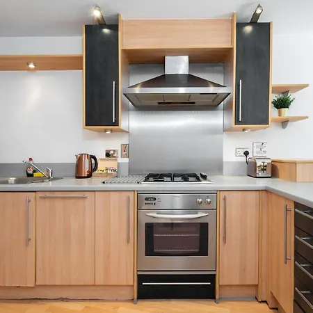Centre - Two Bedroom - Juliet Balcony - Secure Parking - Wifi - Smart Tv *
